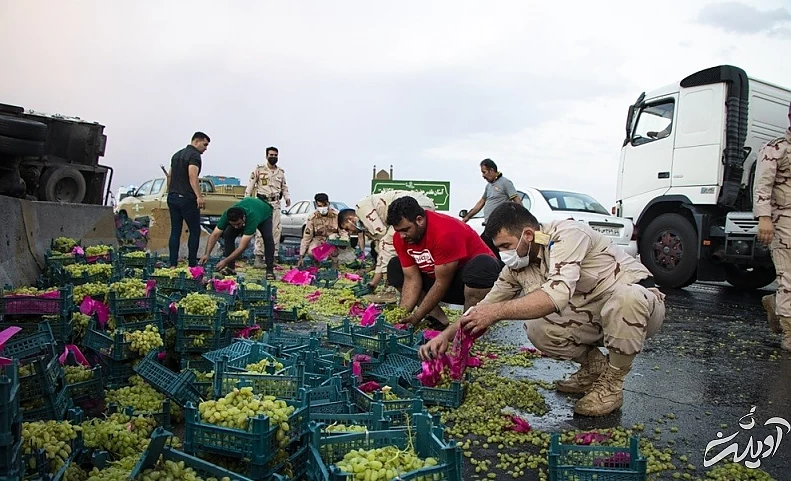(تصاویر) واژگونی کامیون حامل انگور